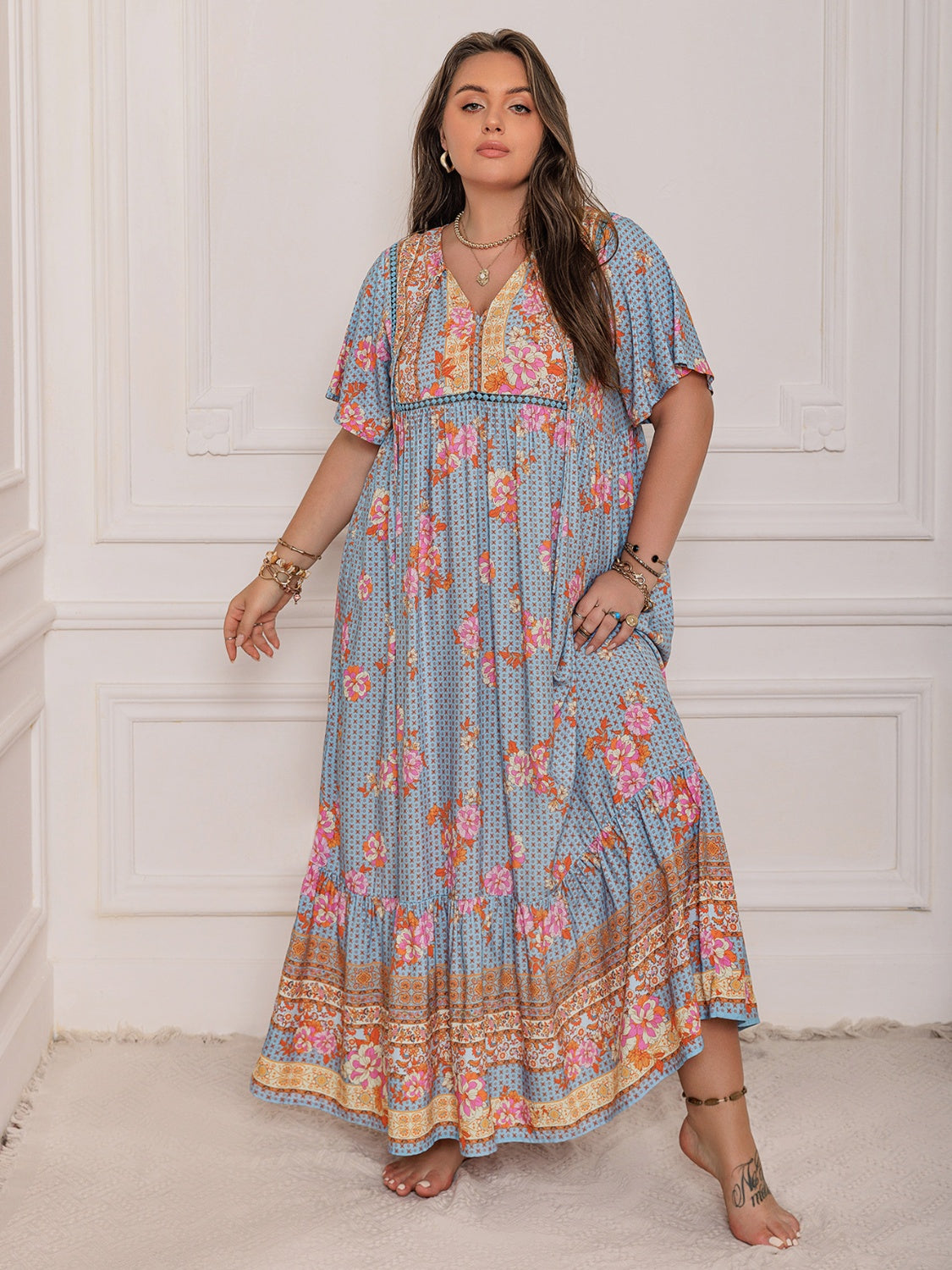 Elegante vestido maxi de talla grande con mangas de volantes en rosa púrpura