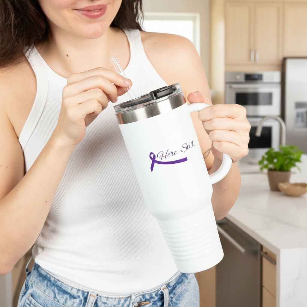 Aquí. Aún. Taza de viaje aislada de 40 oz - Conciencia sobre la epilepsia