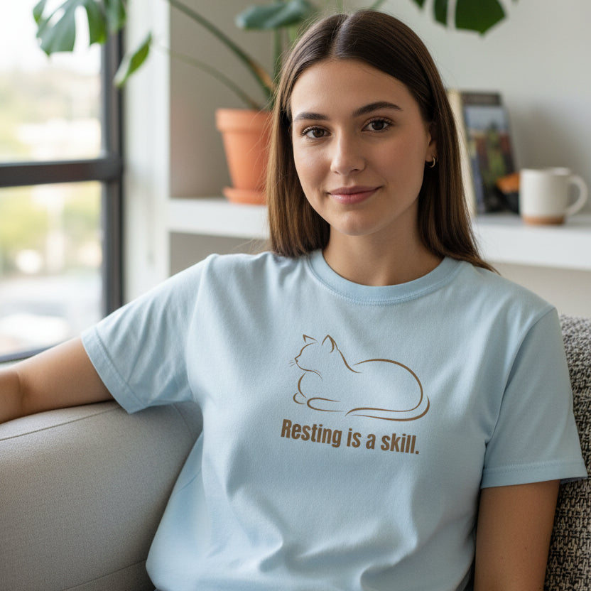 Camiseta de gato 'Descansar es una habilidad'
