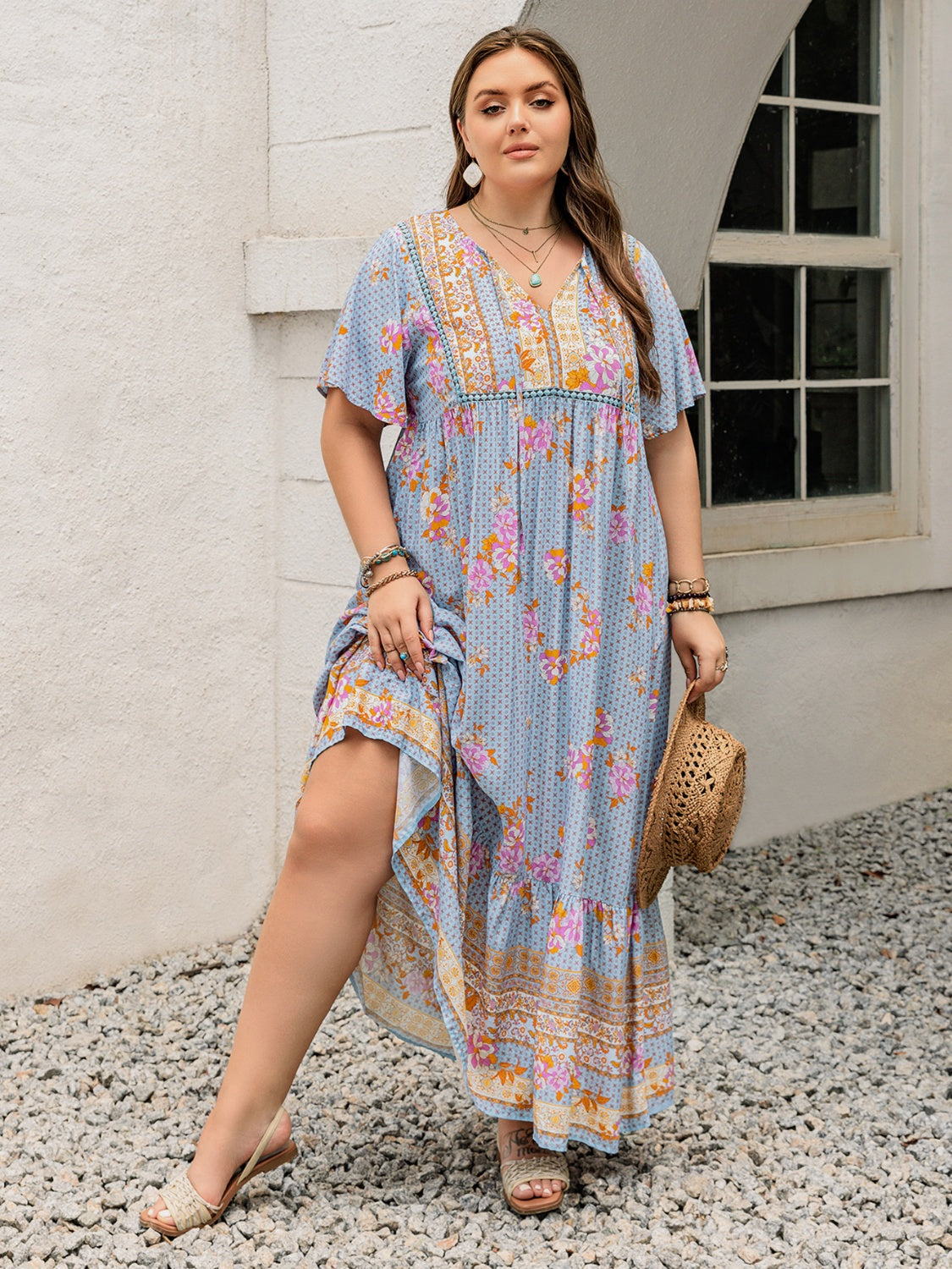 Elegante vestido maxi de talla grande con mangas de volantes en rosa púrpura