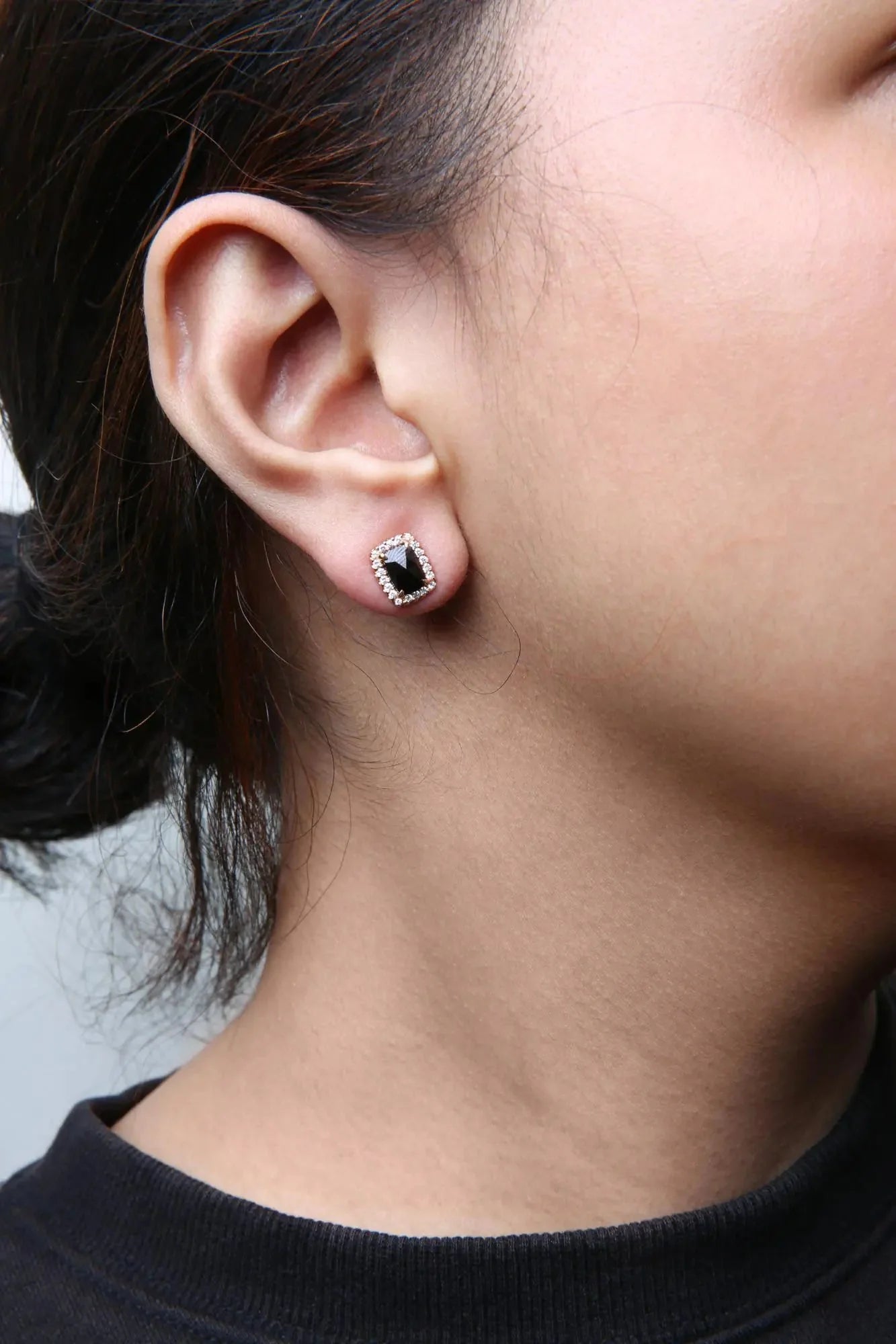 Pendientes de aro de diamantes y ónice negro en oro rosa y blanco de 18 quilates