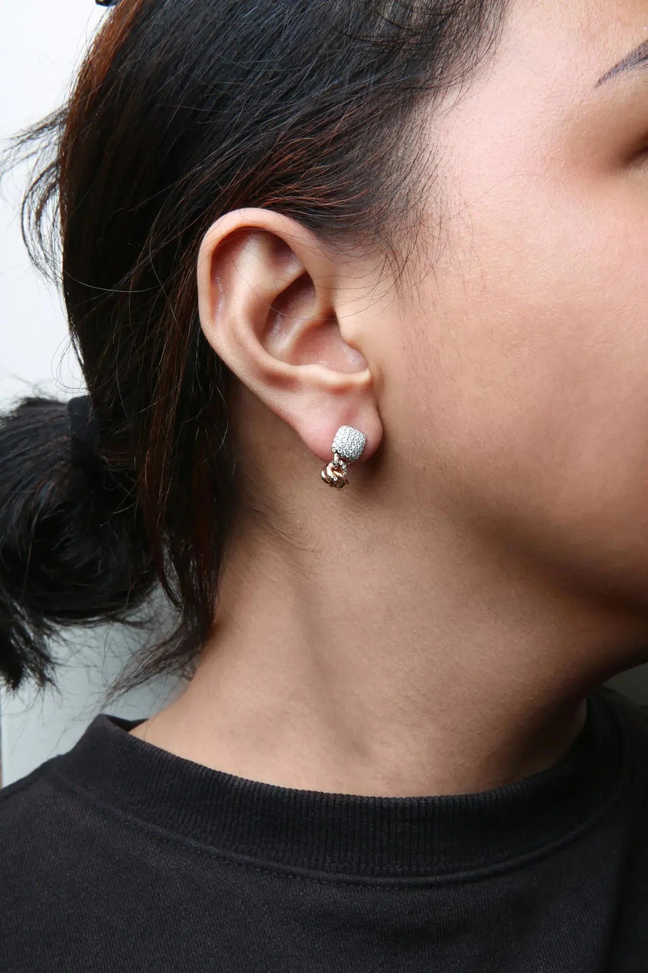 Boucles d'oreilles Huggie en or rose 18K avec diamants pavés de style cubain