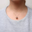 Collar de Pendiente en Forma de Corazón con Diamantes Negros y Blancos en Oro Rosa de 18K