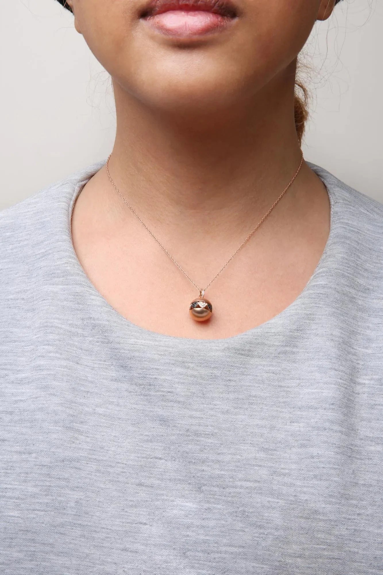 Collar de Pendiente en Forma de Corazón con Diamantes Negros y Blancos en Oro Rosa de 18K