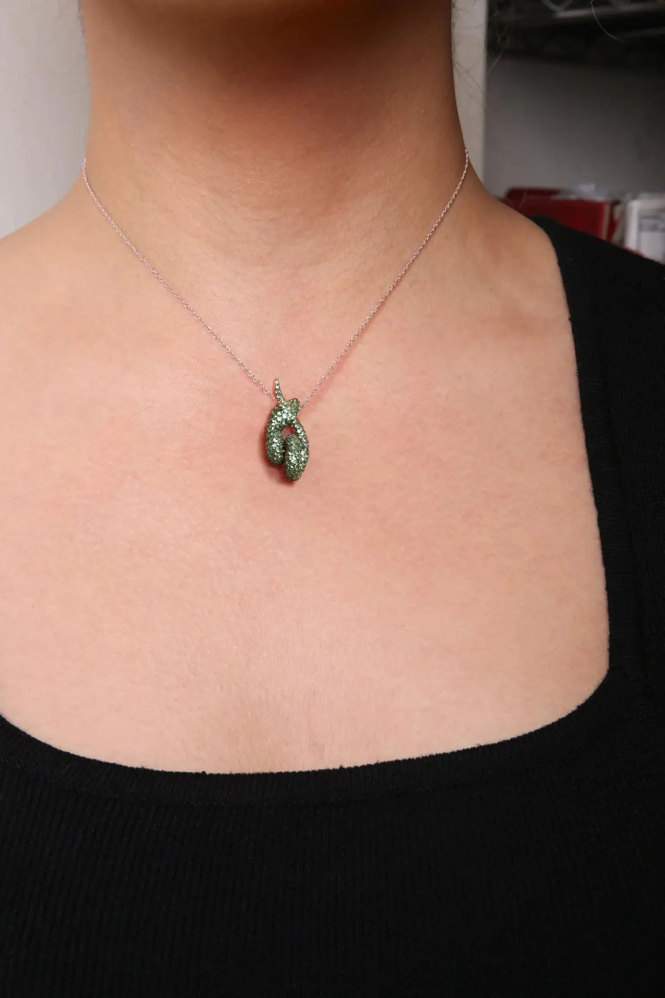 Collar con colgante de serpiente de tsavorita verde en oro rosa de 18 quilates