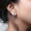 Pendientes de Stud Halo Omega de Diamante y Aguamarina en Oro Blanco de 18K