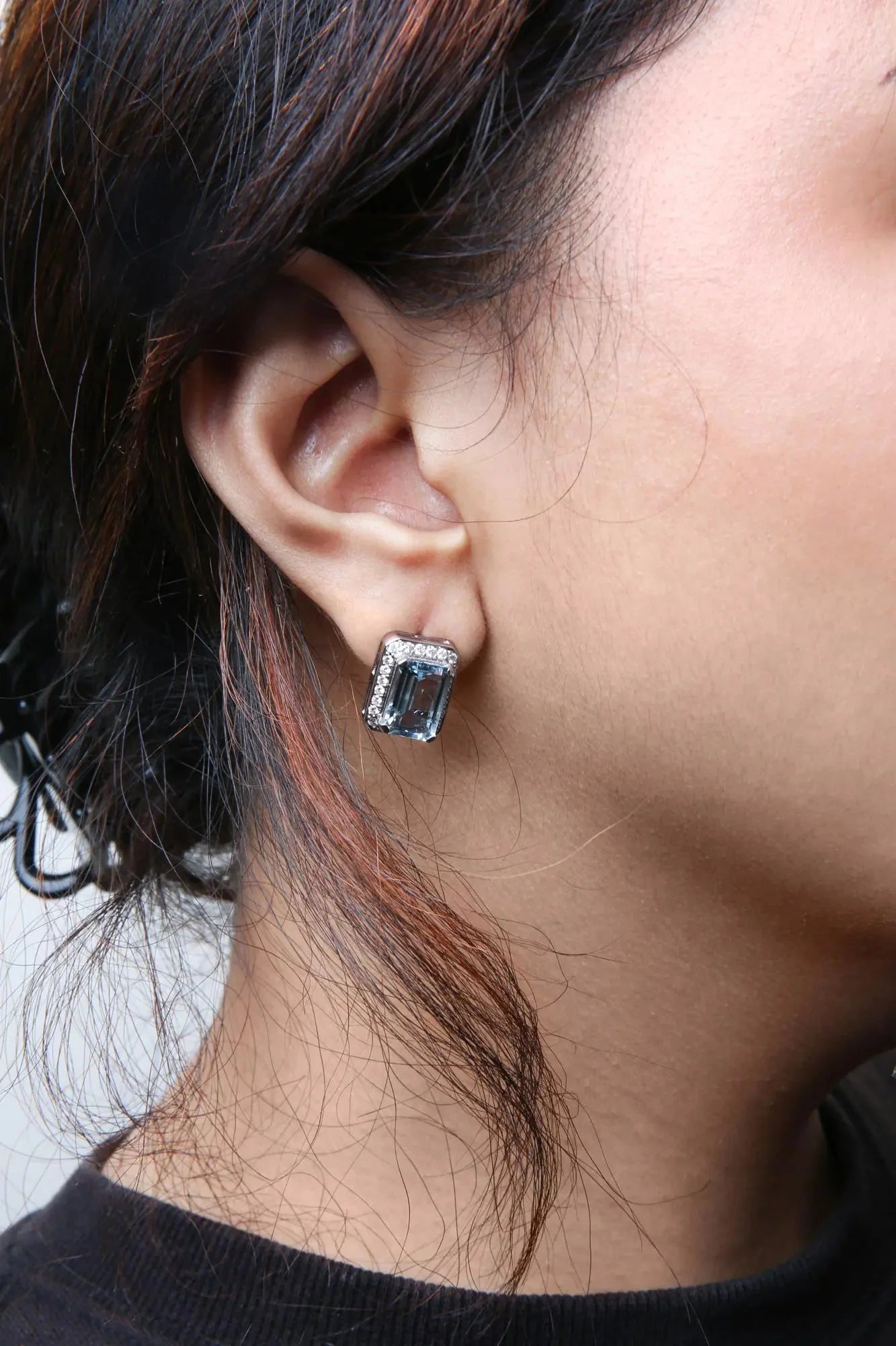 Pendientes de Stud Halo Omega de Diamante y Aguamarina en Oro Blanco de 18K