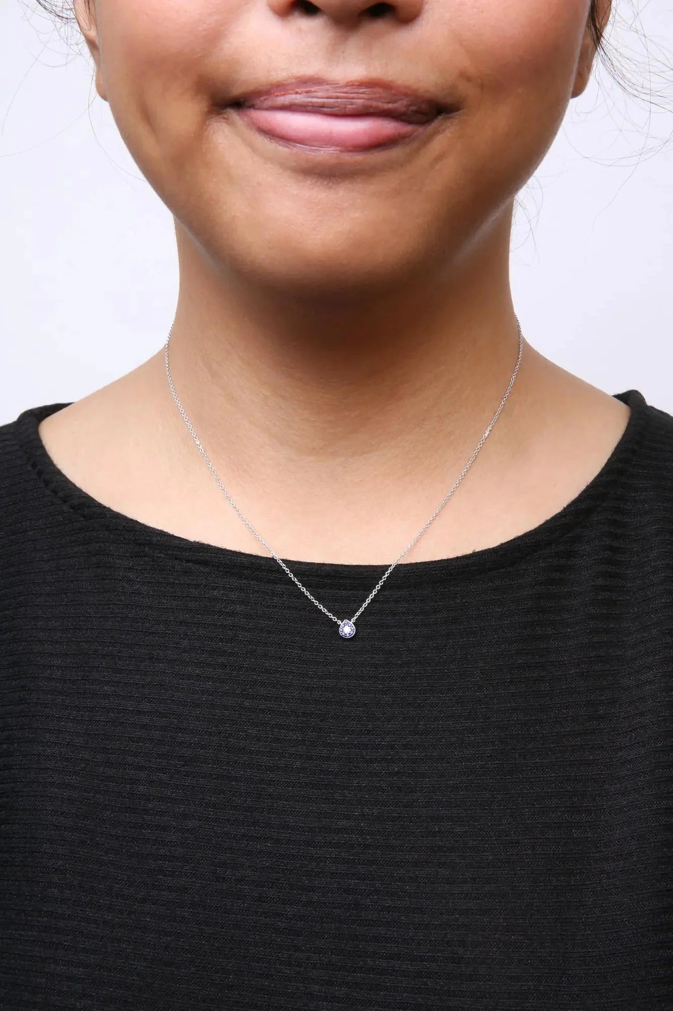 Collar con Colgante en Forma de Gota de Oro Blanco de 18K con Acentos de Zafiro Azul