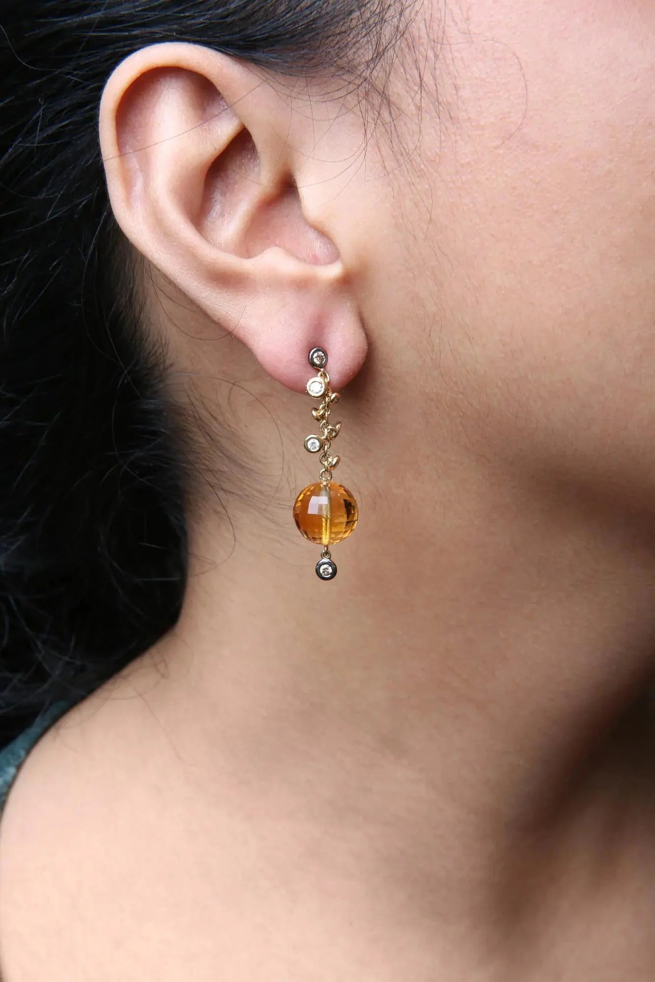 Boucles d'oreilles pendantes en or jaune 18K avec diamant et citrine