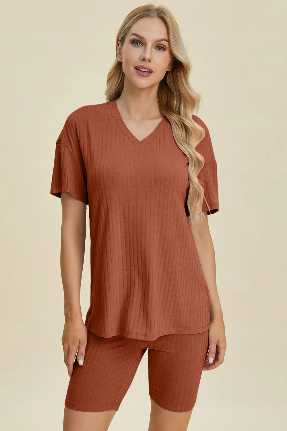 Conjunto de Top y Shorts de Cuello en V de Tamaño Completo Basic Bae
