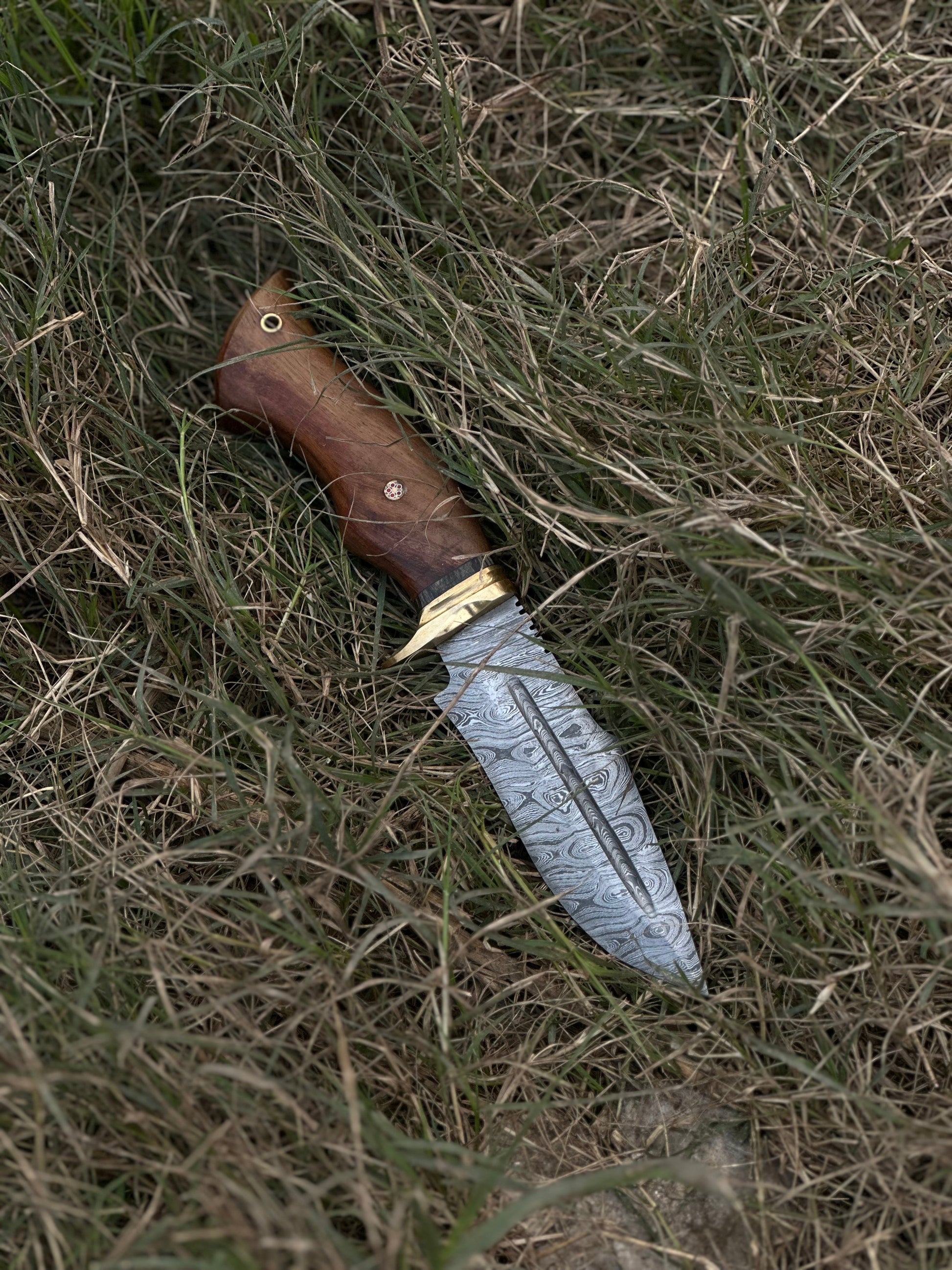 Premium 10" Damascus Steel Hunting Knife with Elegant Rosewood Handle & Leather Sheath - Korvel