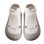 Chaussures de sol souples pour bébés avec chaussettes pour les premiers pas