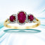 Anillo de 3 piedras con rubí y diamantes de 1.04ct en oro amarillo de 14KT