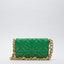 Elegante bolso de hombro pequeño verde con solapa y cadena de metal