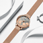 Montre élégante pour femmes étanche avec design de fleurs en découpage