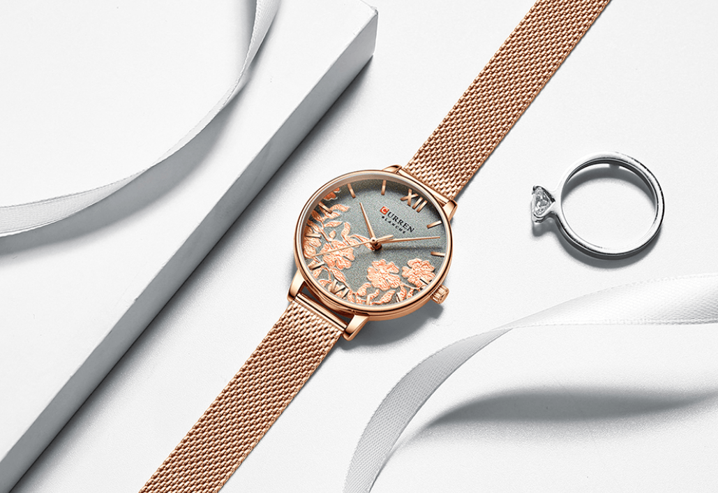 Montre élégante pour femmes étanche avec design de fleurs en découpage