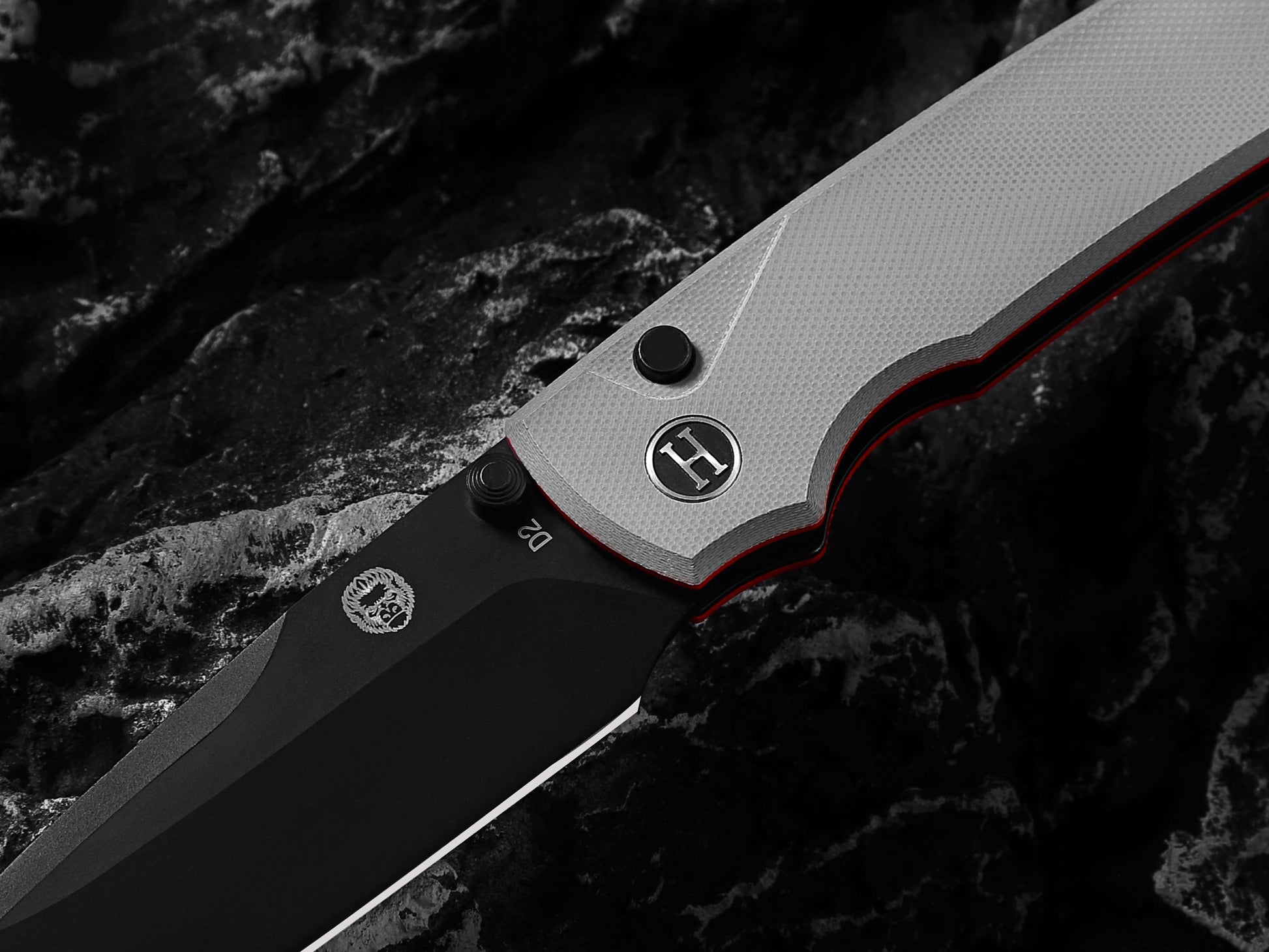 The Ultimate Folding Pocket Knife Gift Set for Outdoor Enthusiasts (Classic Black & White) - Korvel