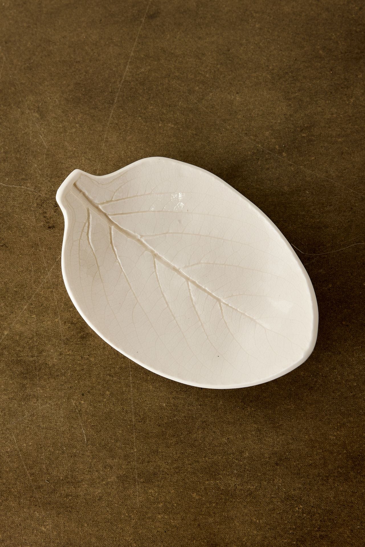 Plato de Joyas de Porcelana en Forma de Hoja - Acento Elegante para el Hogar