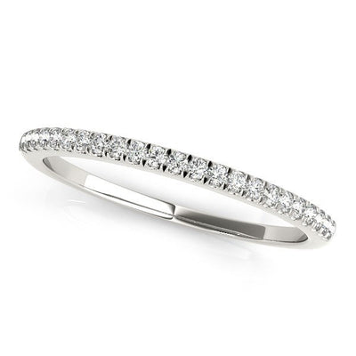 Anillo de boda clásico de diamantes engastados en pavé de oro blanco de 14k