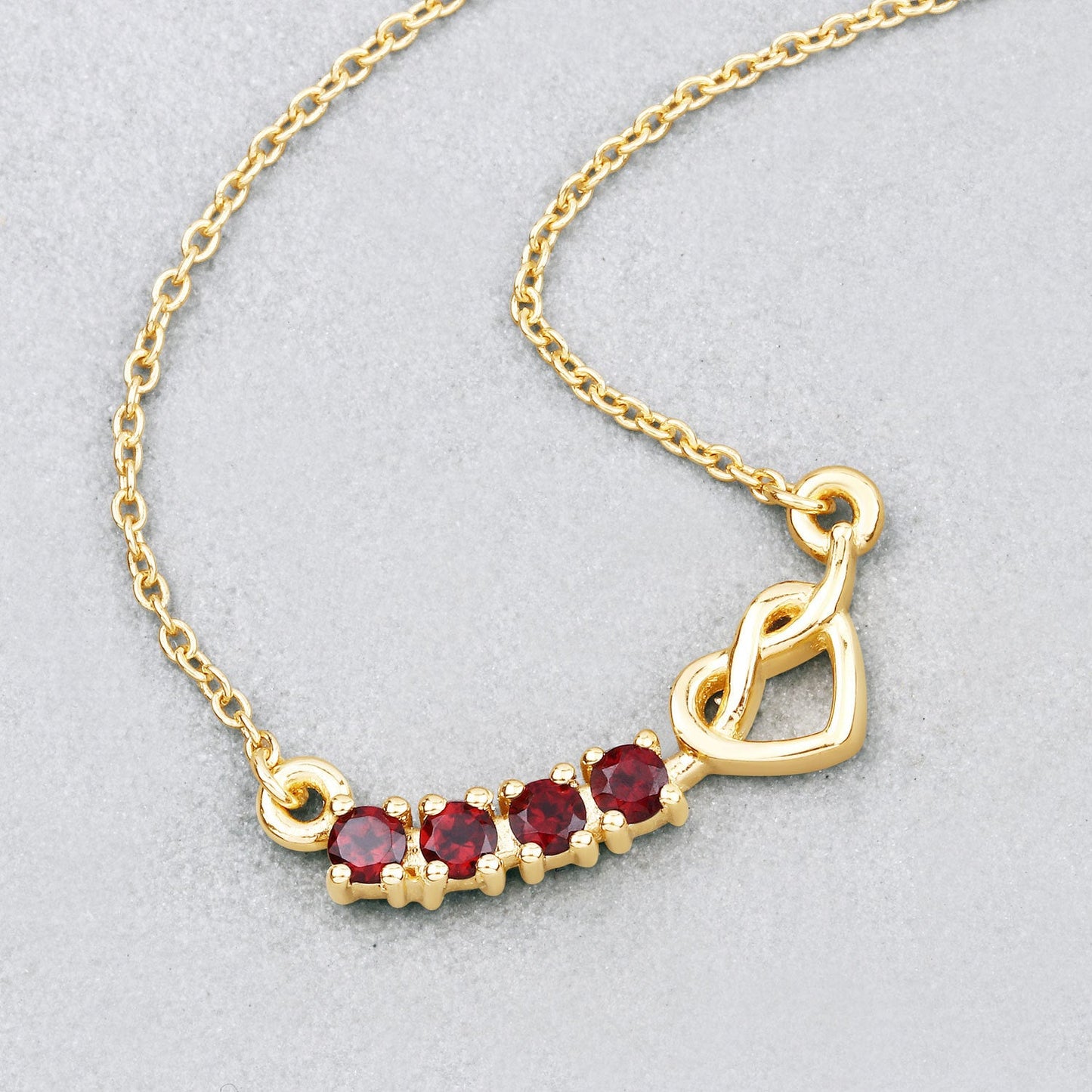 Collar Corazón de Plata Esterlina con Granate Genuino de 0.32 Quilates
