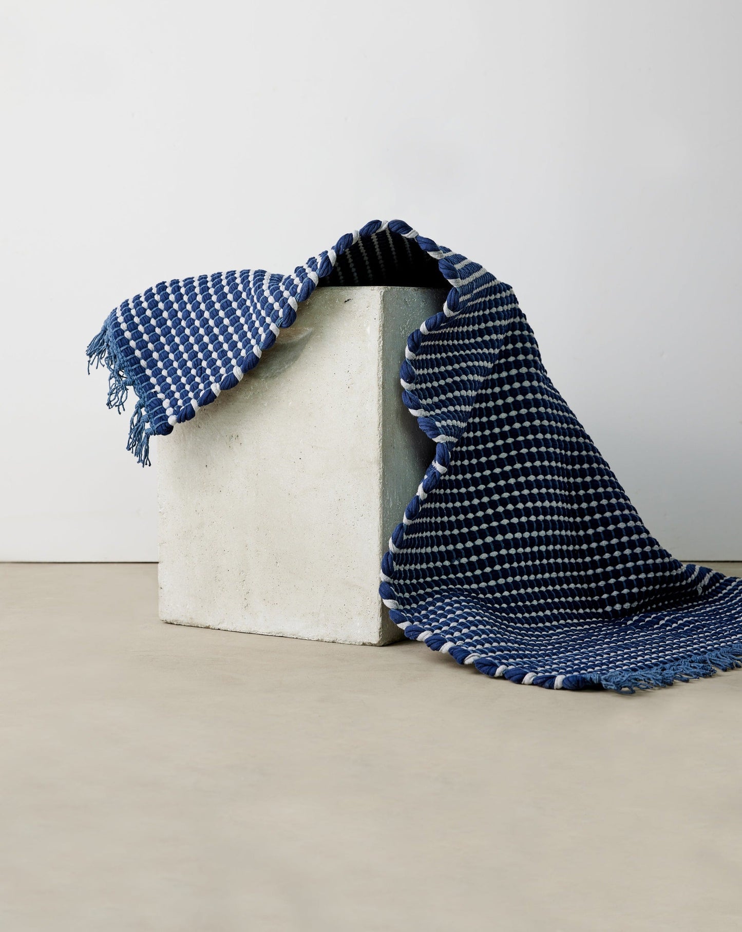 Alfombra de algodón tejida a mano Riverweave azul marino