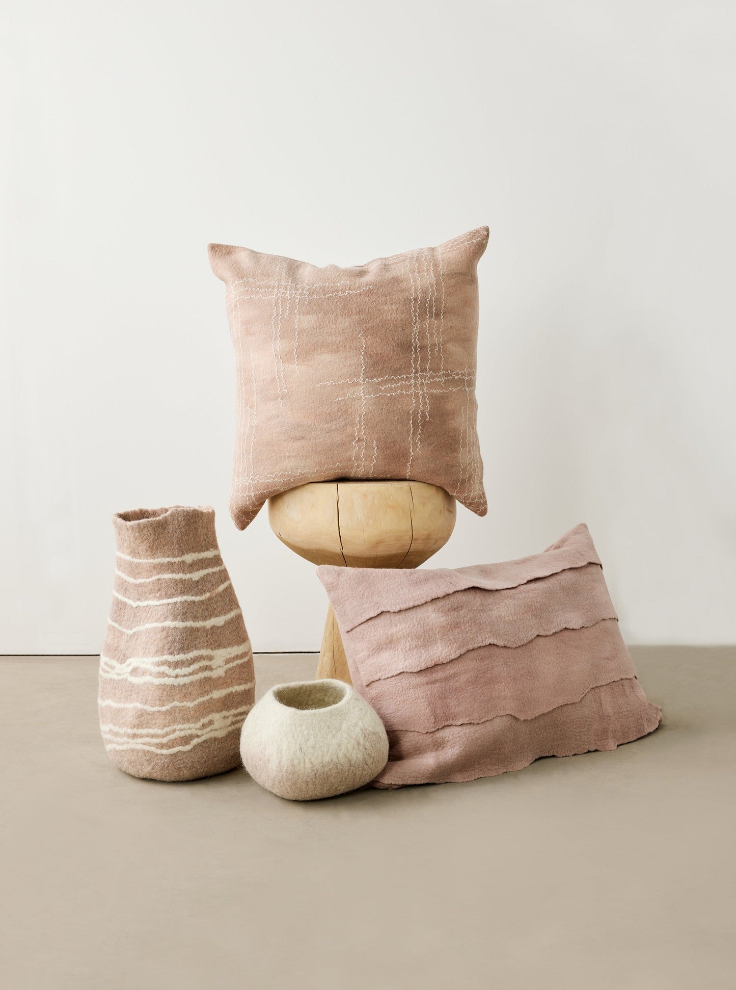 Coussin en Laine Mérinos Rose Poussière Linéaire Fait Main