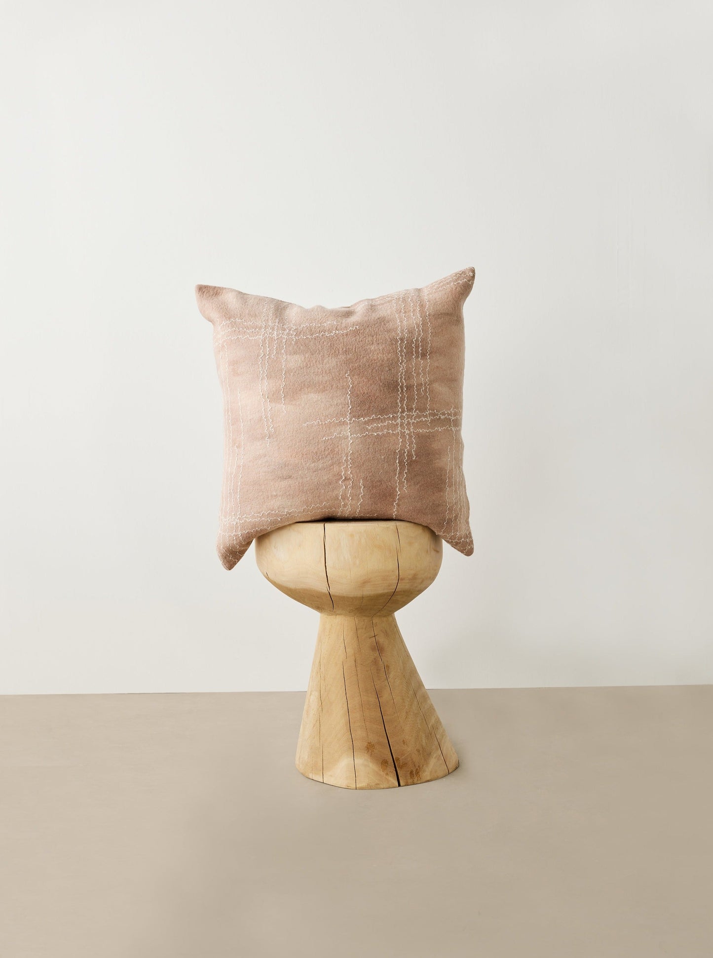 Coussin en Laine Mérinos Rose Poussière Linéaire Fait Main