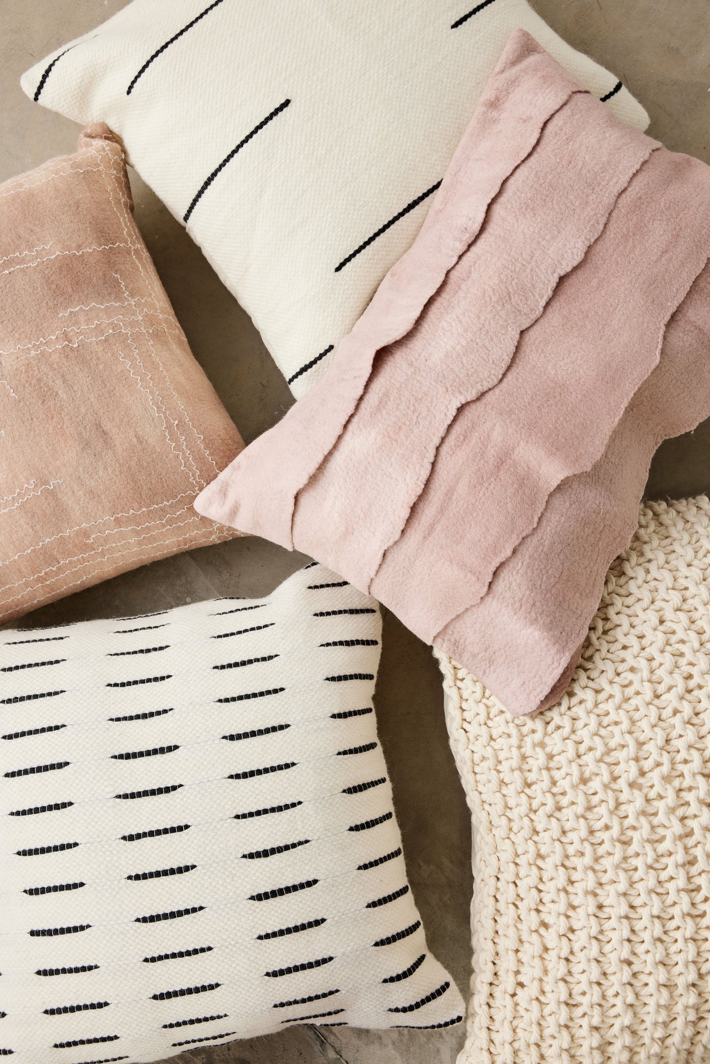 Coussin en Laine Mérinos Rose Poussière Linéaire Fait Main