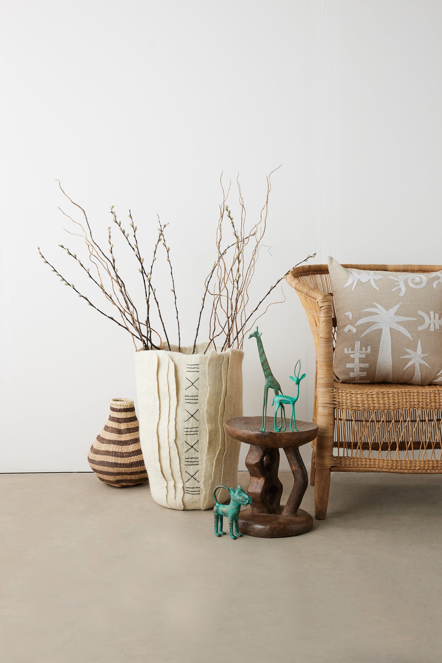 Coussin brodé en lin et soie blanc naturel Keiskamma
