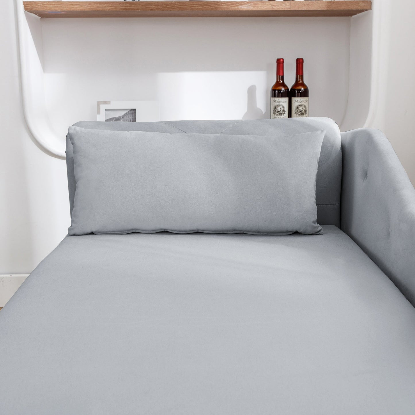 Chaise longue en velours gris avec rangement et coussin