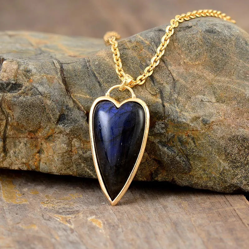 Collar de forma de corazón de labradorita de cobre
