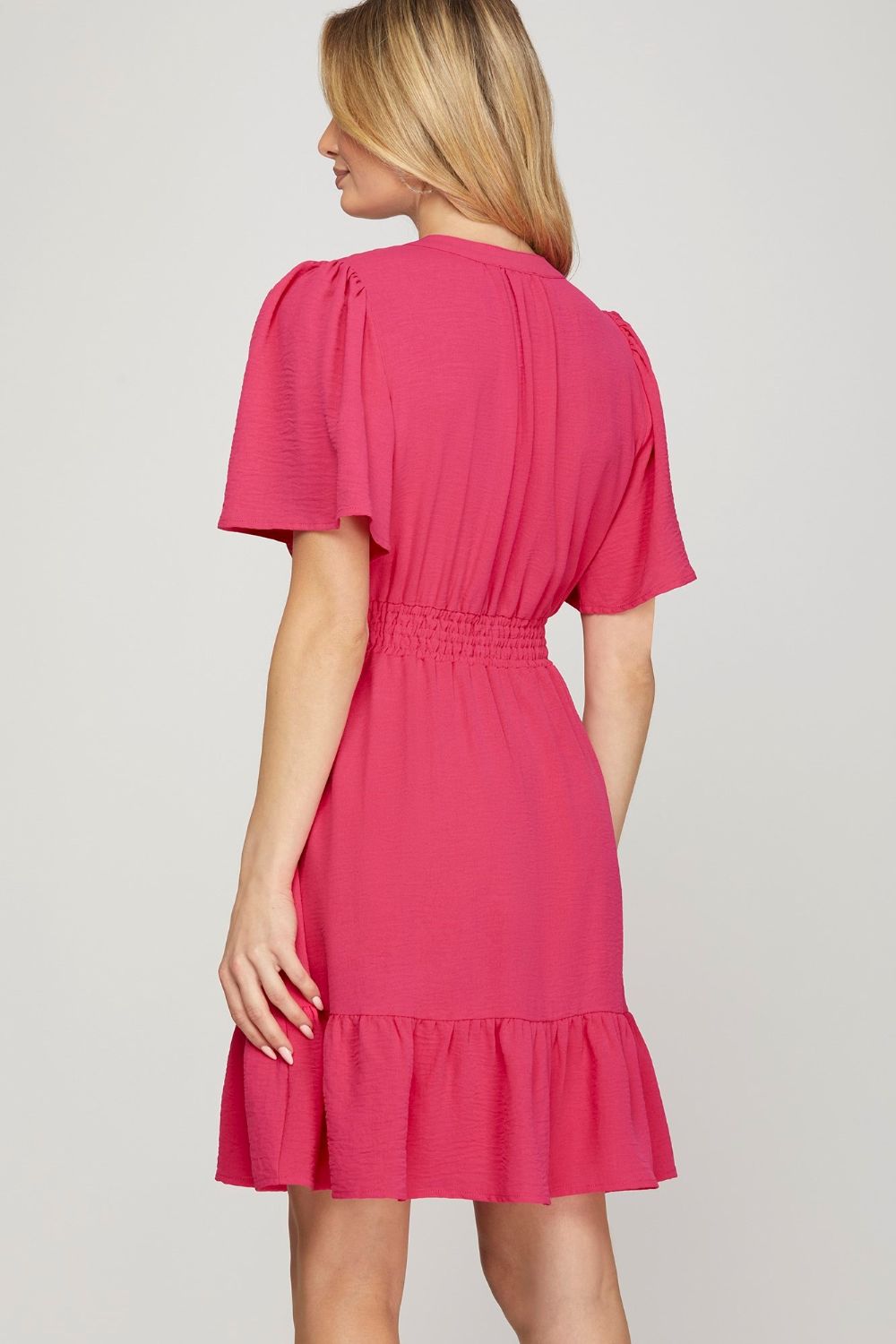 Robe mini à manches flottantes et ourlet volanté