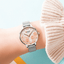 Montre élégante pour femmes étanche avec design de fleurs en découpage