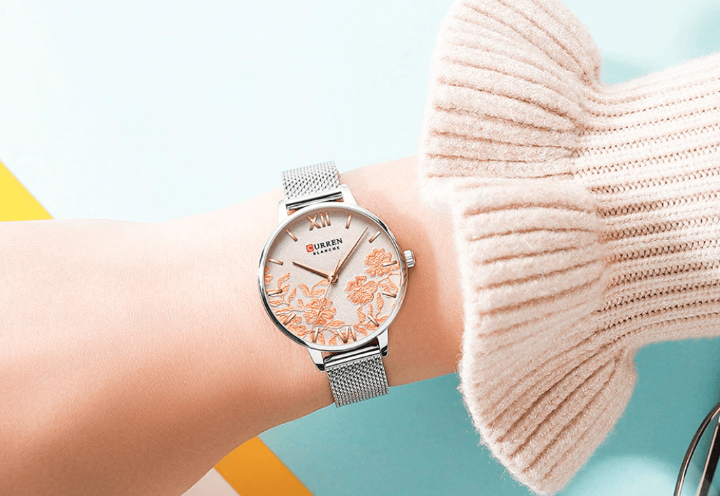 Montre élégante pour femmes étanche avec design de fleurs en découpage