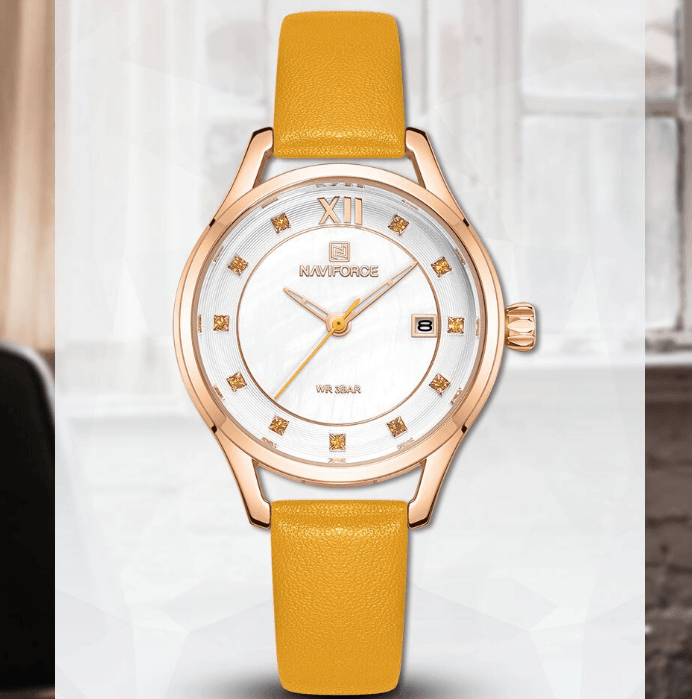 Montre élégante en cuir pour femme avec boîtier en métal