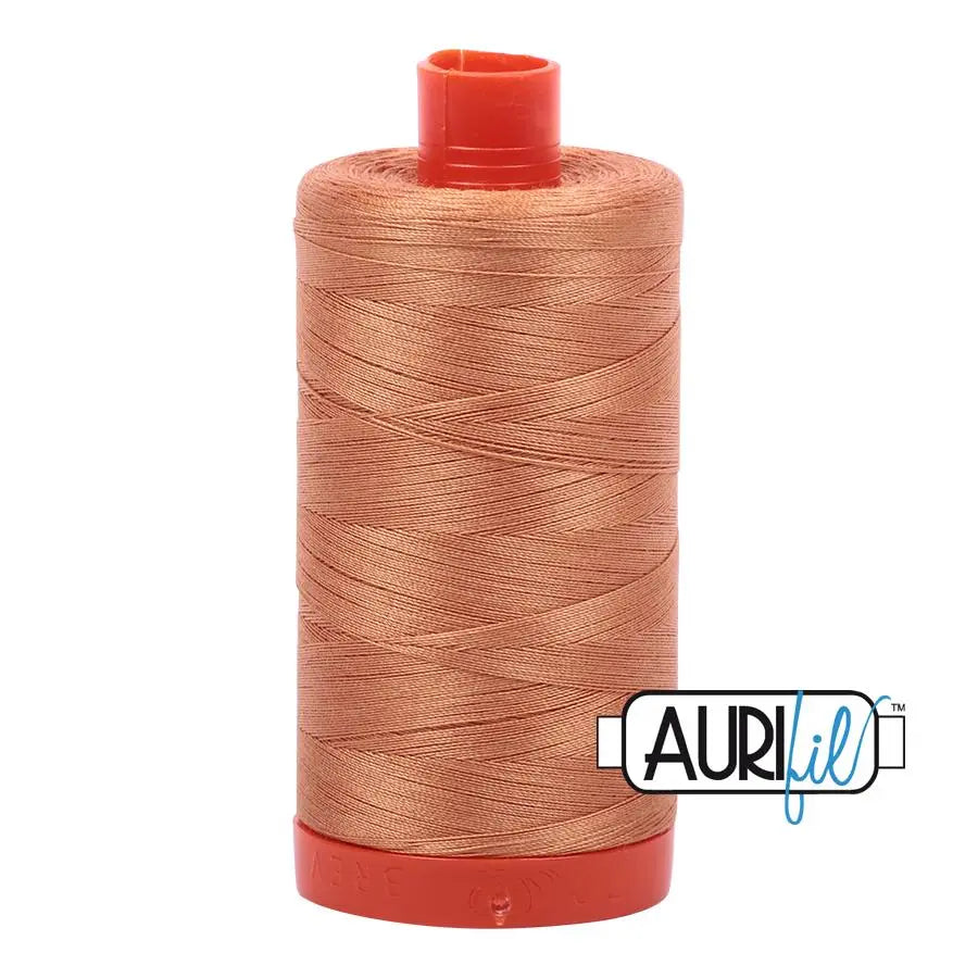 2210 Caramelo Aurifil Algodón 50wt Carrete Grande
