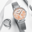 Montre élégante pour femmes étanche avec design de fleurs en découpage