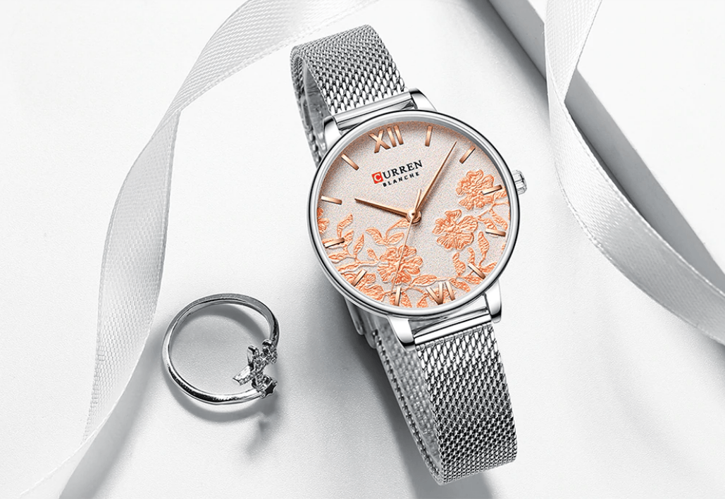 Montre élégante pour femmes étanche avec design de fleurs en découpage