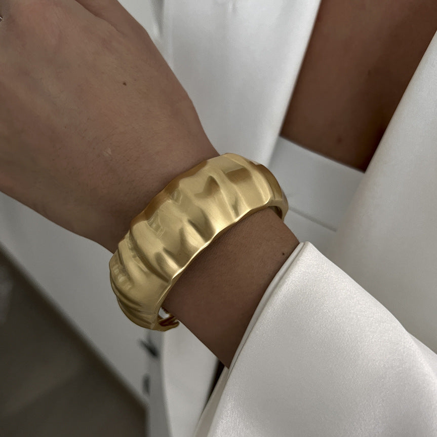 Bracelet Printanier à Bords Irréguliers avec Pliages Métalliques