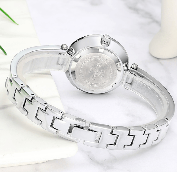 Montre en acier inoxydable élégante pour femmes avec bracelet en céramique