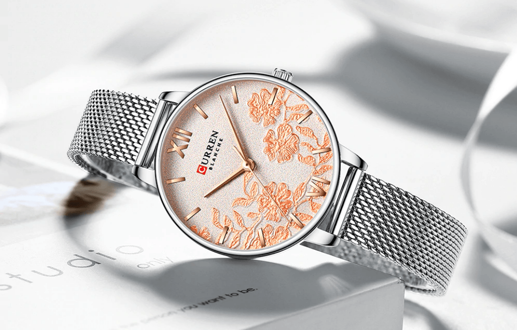 Montre élégante pour femmes étanche avec design de fleurs en découpage
