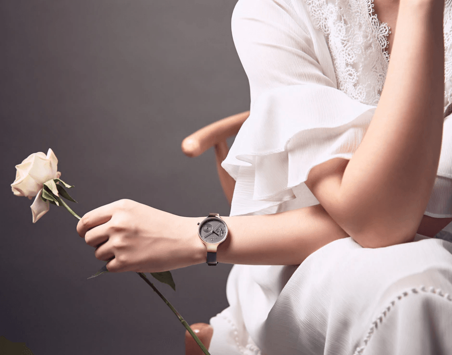 Montre analogique à quartz élégante pour femmes avec bracelet en cuir