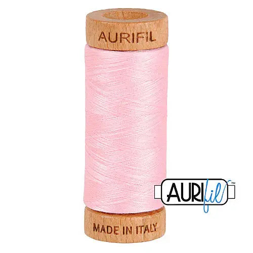 Bobine de coton Aurifil 80wt en rose bébé - 300 yards
