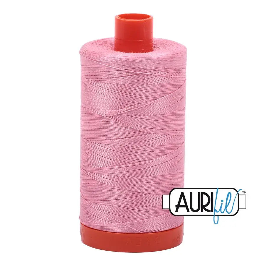 2425 Hilo de Algodón Aurifil 50wt en Color Rosa Brillante