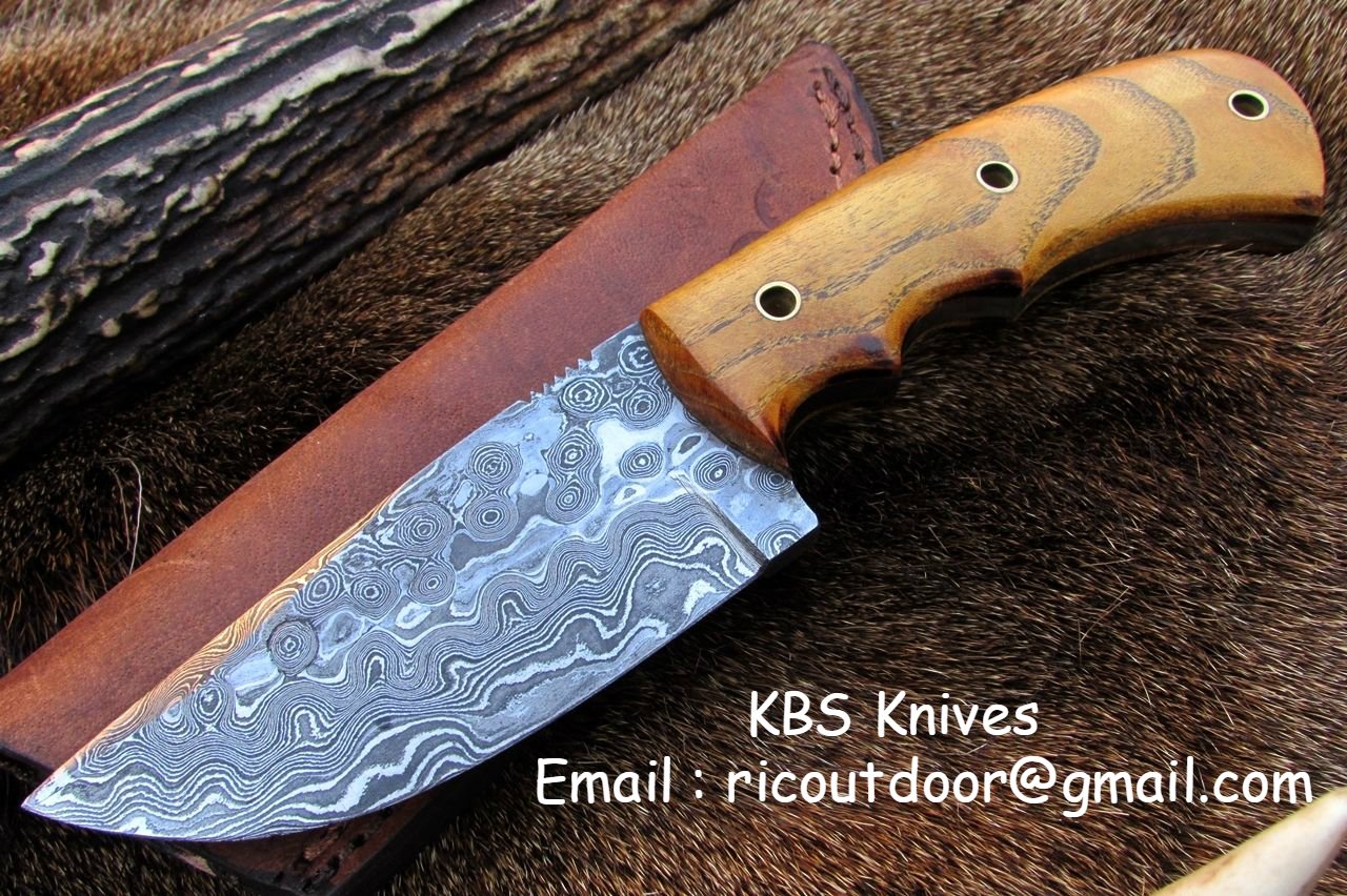 Premium 8.5-Inch Damascus Steel Skinning Knife with Elegant Wood Handle - Korvel
