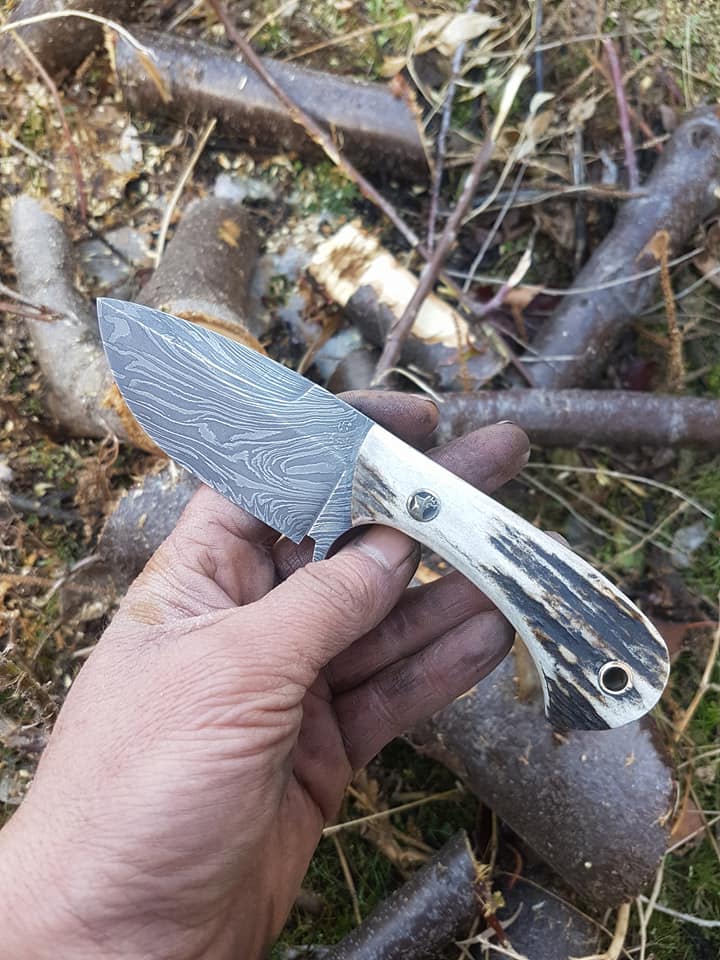 Handcrafted Damascus Steel Skinner Knife with Full Tang Design - Korvel
