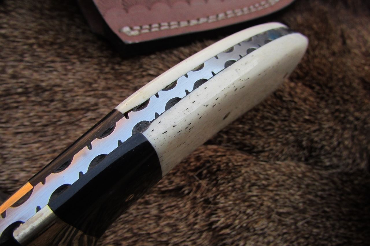 Premium Hunter's Guthook Knife - Handcrafted Damascus Steel with Exotic Handle - Korvel