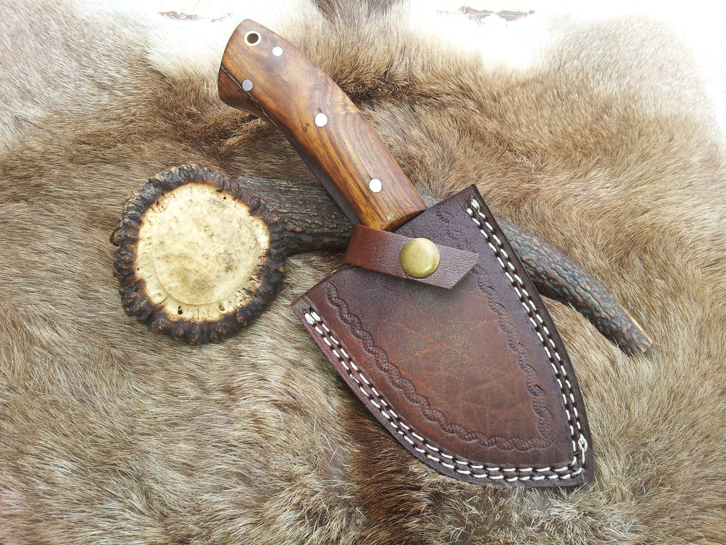 Premium Damascus Steel Guthook Knife with Elegant Rosewood Handle - Korvel