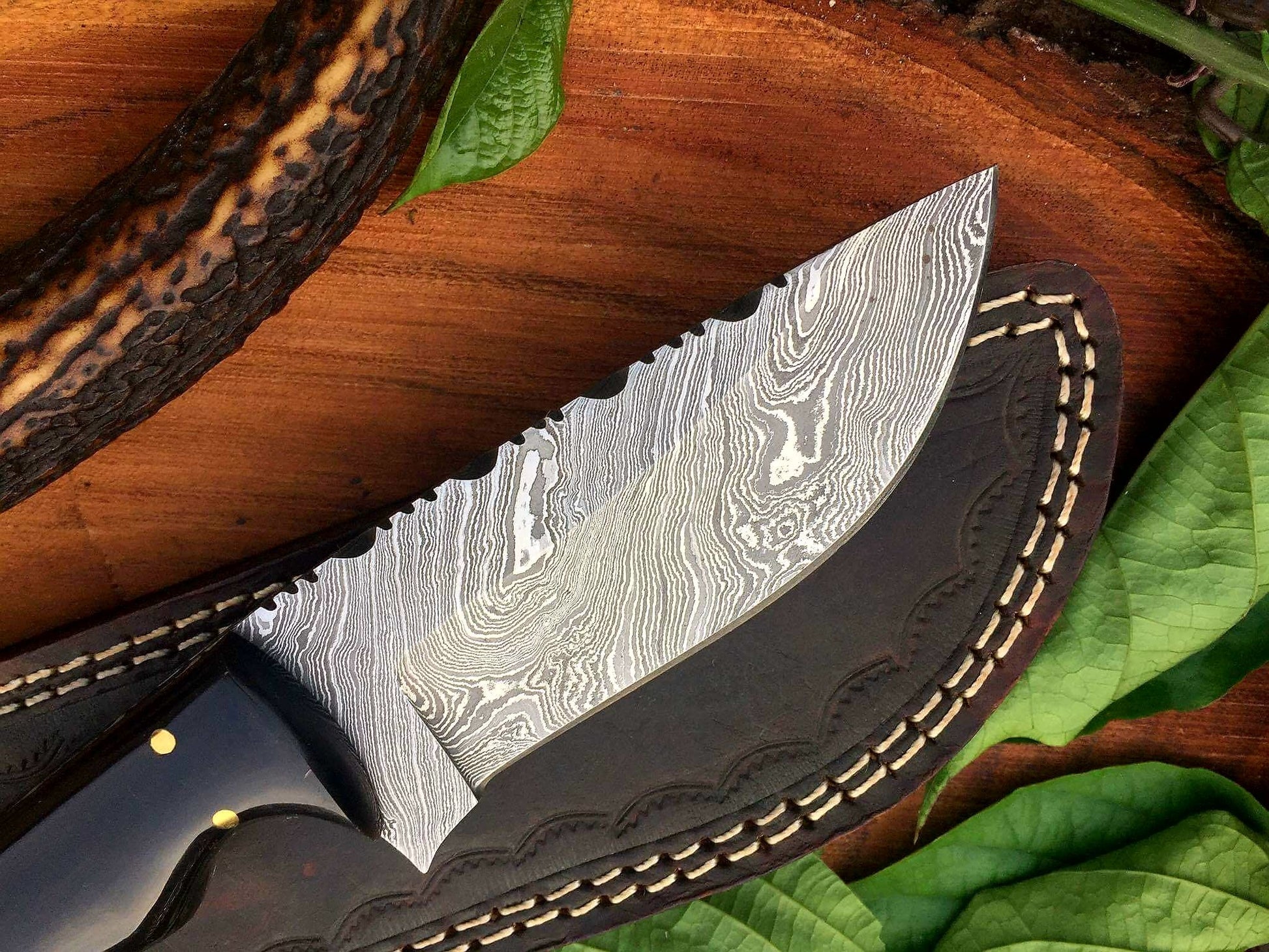 Premium Handmade Damascus Steel Hunting and Skinning Knife - Korvel
