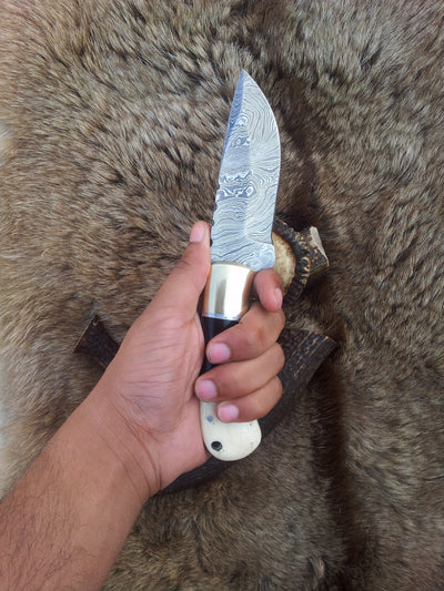 Exquisite Handmade Damascus Steel Knife - Korvel